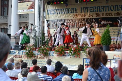 Orădenii la Festivalul Internaţional de Folclor: mai numeroşi, dar tot apatici (FOTO)